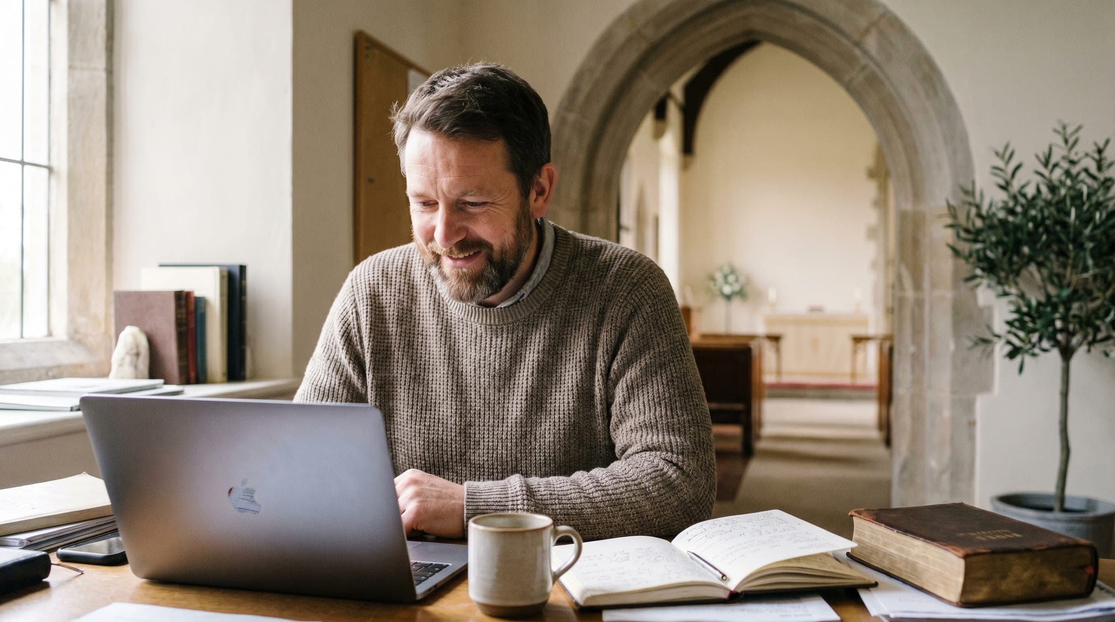 Un líder de la iglesia administra la app desde el panel en su laptop